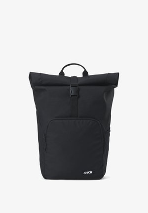 Schwarzer Rucksack mit Rollverschluss, einer Vorderreißverschlusstasche und einem Tragegriff. Hergestellt aus strapazierfähigem Stoff, mit minimalistischem Design und verstellbaren Trägern.