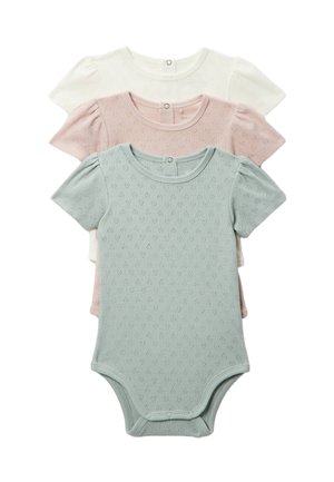 Trois bodies pour bébé à manches courtes avec des motifs en forme de cœur tricotés en bleu pastel, rose et blanc, empilés verticalement.