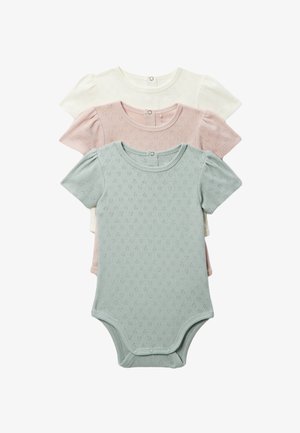 Trois bodies pour bébé à manches courtes avec des motifs en forme de cœur tricotés en bleu pastel, rose et blanc, empilés verticalement.