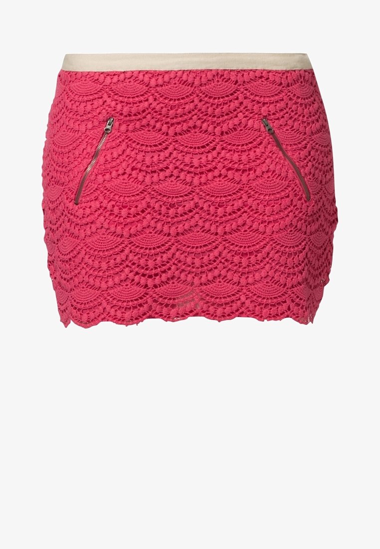 Mini-jupe en dentelle rouge avec bords festonnés, ceinture beige et deux poches zippées diagonales à l'avant.