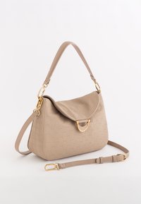Beige håndtaske lavet af struktureret materiale med en buet klap, guld hardware og en aftagelig skulderrem. Har et diskret mønster.