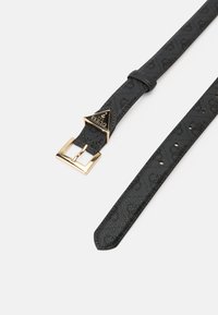 Cinto preto com padrão e acabamento texturizado, apresentando uma fivela triangular em tom dourado e uma lingueta detalhada. Vários furos de tamanhos diferentes para ajuste.