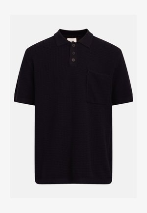 Czarna koszulka polo z krótkim rękawem z teksturowanym wzorem w zygzak, zapięciem na trzy guziki i kieszenią na piersi na jednolitym tle.