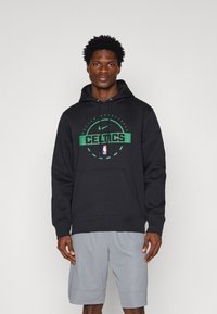 Čierna mikina s kapucňou s zeleným logom "Celtics" a emblémom NBA na prednej strane. Vyrobená z jemného materiálu s prednou kapsou.