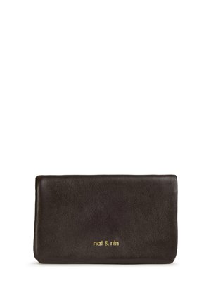 Tamno smeđi kožni novčanik sa glatkom teksturom, pravokutnog oblika i zlatnim logotipom "nat & nin" smještenim u sredini sprijeda.