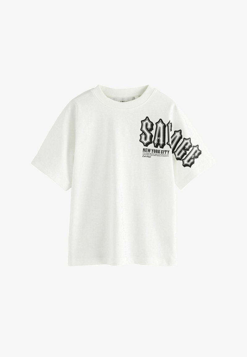 T-shirt bianca in cotone con maniche corte, caratterizzata da una grafica nera con la scritta "SAVAGE NEW YORK CITY" sul davanti, tipografia curvada e vestibilità classica.