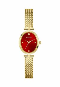 Orologio con cinturino a rete color oro, con quadrante rotondo rosso, caratterizzato da marker delle ore quadrati e dal nome del brand 'GUESS' posizionato sopra il centro.