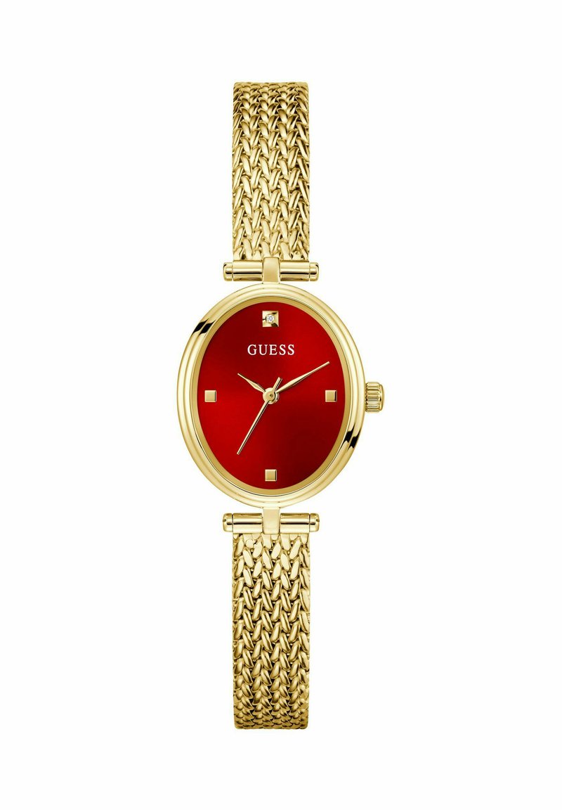 Orologio con cinturino a rete color oro, con quadrante rotondo rosso, caratterizzato da marker delle ore quadrati e dal nome del brand 'GUESS' posizionato sopra il centro.