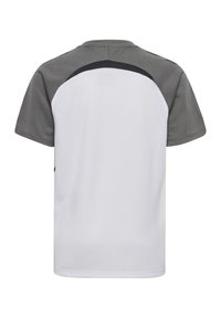 T-shirt de sport à manches courtes avec corps blanc, manches grises et bordure noire en haut du dos, vu de dos.