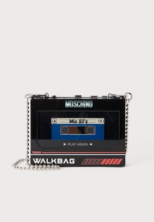 Czarna prostokątna torba Moschino w kształcie kasety vintage z srebrnym paskiem łańcuszkowym i etykietą taśmy "Mix 80's".