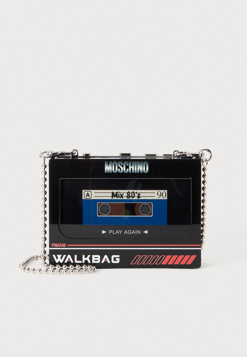 Sac Moschino rectangulaire noir en forme de cassette vintage avec une bandoulière chaîne argentée et une étiquette de cassette "Mix 80's".