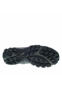 Czarna gumowa podeszwa sportowego buta z textured wzorem. Posiada głębokie bieżniki dla lepszej przyczepności oraz gładką powierzchnię na brzegach.