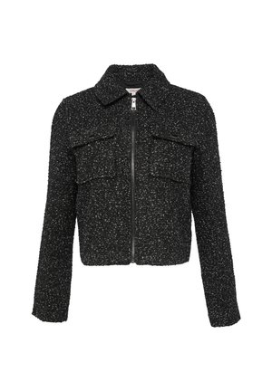 Chaqueta corta negra de tejido texturizado con cierre de cremallera, que cuenta con dos bolsillos frontales y un cuello puntiagudo.
