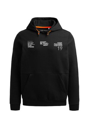 Schwarzer Hoodie aus weichem Material mit einer Vorderentasche, ausgestattet mit orangefarbenen Kordeln und bedruckten Textakzenten in Weiß und Grau auf der Vorderseite.