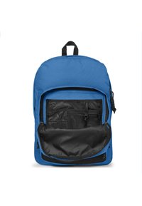 Mochila azul con cremalleras; cuenta con un gran compartimento principal y un bolsillo frontal organizado con secciones de malla y tela. Material duradero.