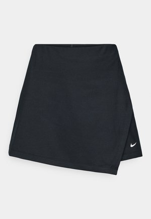 Czarna sportowa spódnica Nike o gładkiej fakturze, z kopertowym krojem i małym białym logo po prawej dolnej stronie.