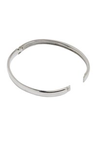 Srebrna metalowa bransoletka z gładkim, wypolerowanym wykończeniem. Otwarty design z delikatnym zawiasem dla bezpiecznego zapięcia. Okrągły kształt, minimalistyczny styl.