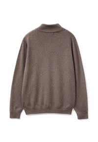 Maglione marrone con colletto alto, realizzato in materiale morbido. Presenta polsini e orlo a coste, superficie liscia e una vestibilità comoda.