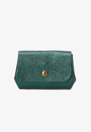 Türkisfarbene metallische Lederpouch mit einem Klappenverschluss und einem runden Messingdruckknopf, ausgestattet mit einer strukturierten Oberfläche und einer kantigen Form.