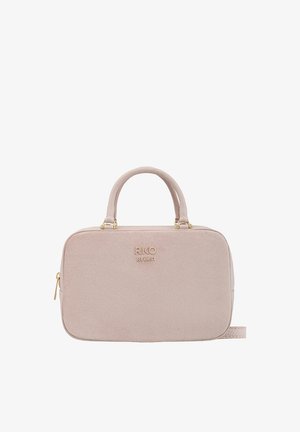 Różowa zamszowa torebka z dwoma krótkimi uchwytami, o prostokątnym kształcie, ze złotym zamkiem błyskawicznym i tłoczonym logo na przodzie. Gładka faktura bez wzorów.