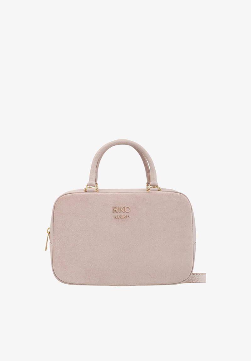 Sac à main en daim rose avec deux poignées courtes, forme rectangulaire, fermeture éclair dorée et logo embossé sur le devant. Texture lisse sans motifs.