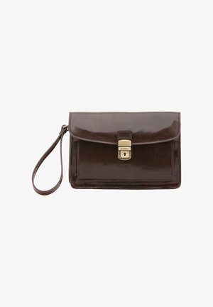 Pochette en cuir marron avec une texture lisse, de forme rectangulaire, avec un rabat à fermeture et un détail de verrou en ton doré. Inclut une sangle pour le poignet.