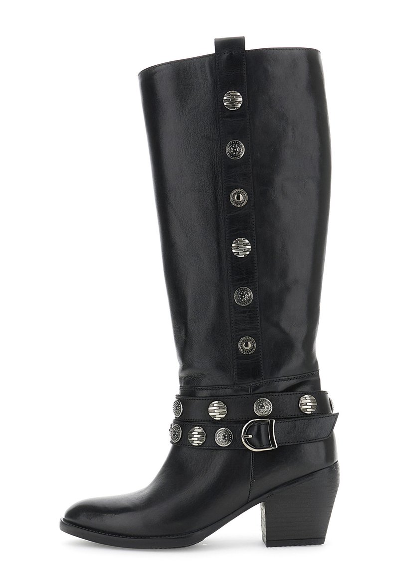 Bota negra de cuero hasta la rodilla con tacón medio en bloque, decorada con tachuelas circulares plateadas y dos correas con detalles de hebilla alrededor del tobillo.