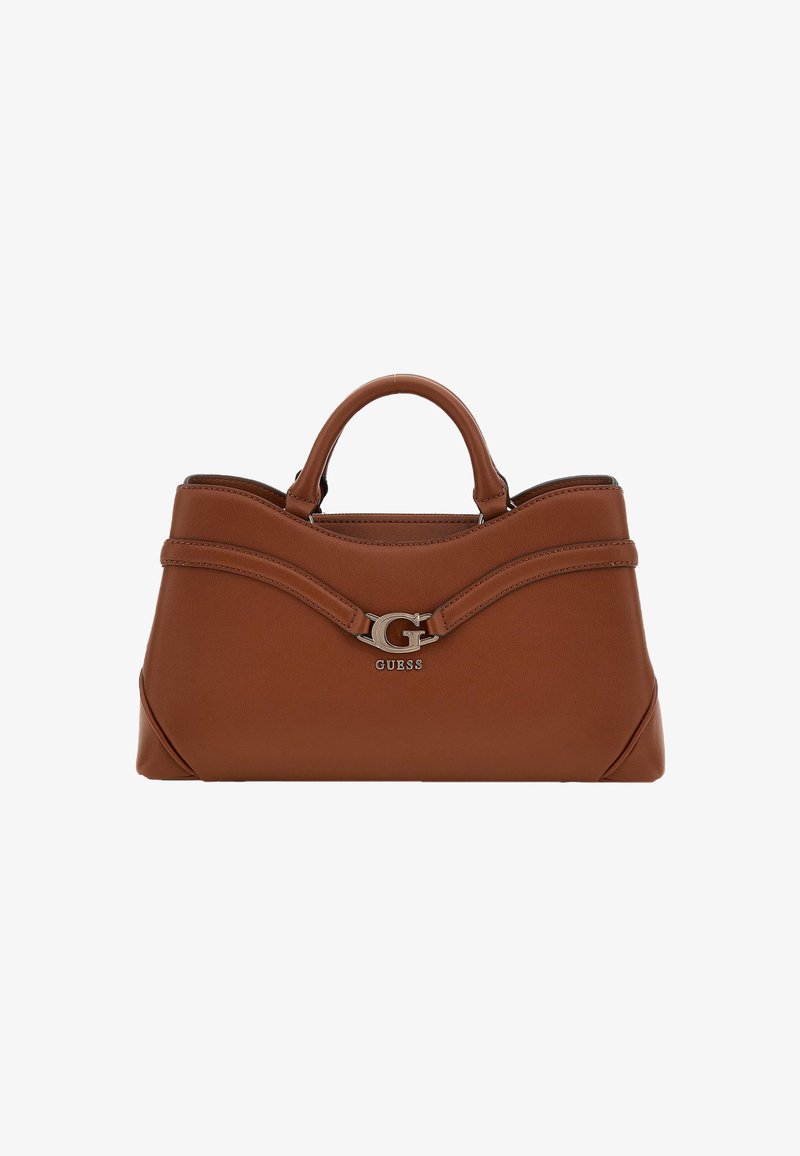 Borsa sintetica marrone con forma strutturata, parte superiore curva, doppi manici e prominente logo argentato a forma di "G" sulla parte anteriore. Texture liscia.