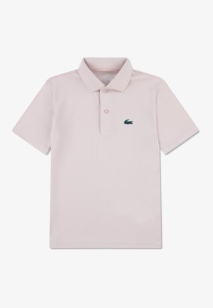Tricou polo roz deschis, cu guler, mâneci scurte, trei nasturi și un mic logo verde cu un crocodil pe partea stângă. Confecționat dintr-un material respirabil.