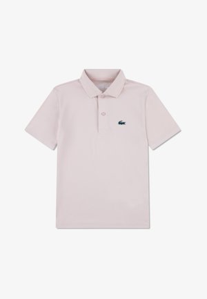 Jasnoróżowa koszulka polo z kołnierzykiem, krótkimi rękawami, trzema guzikami oraz małym zielonym logo krokodyla po lewej stronie. Wykonana z przewiewnej tkaniny.