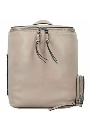 Sac à dos en cuir beige avec double fermeture éclaire, surface texturée, design plat et accents noirs sur le côté. Mesure environ de taille moyenne.