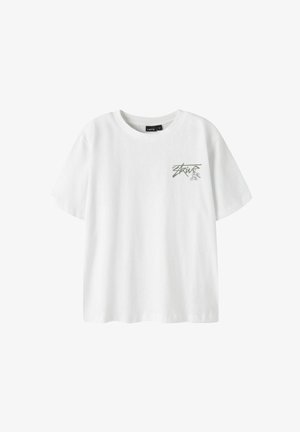 Vit bomullst-shirt med korta ärmar, med en liten grön grafisk logotyp på vänster bröstområde. Klassisk rund halsringning.