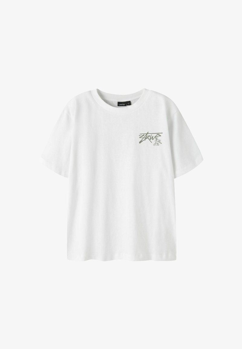 Biała bawełniana koszulka z krótkimi rękawami, z małym zielonym logo graficznym po lewej stronie klatki piersiowej. Klasyczny okrągły dekolt.