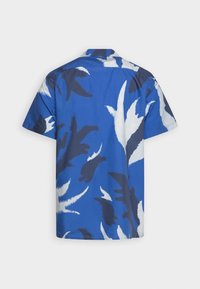 Camicia a maniche corte con una vestibilità comoda, caratterizzata da uno sfondo blu e motivi astratti di foglie bianche e blu scuro. Tessuto di cotone, design con colletto.
