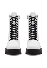 Baltas augstākās apavu zābaki ar gludu apdari, melniem auklām un teksturētu melnu zoli. Sānu rāvējslēdzēji vieglai piekļuvei. Minimalistisks dizains.