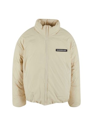 Beige Daunenjacke mit hohem Kragen, Reißverschluss vorne und schwarzem Logo-Patch auf der linken Seite. Sie verfügt über ein gestepptes Design und eine leicht übergroße Passform.