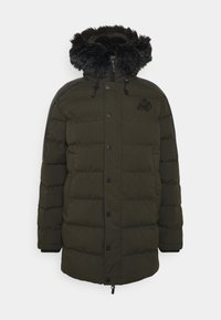 Chaqueta acolchada de color verde oscuro con capucha forrada de piel sintética, cierre de botones a presión y textura acolchada. Presenta detalles en negro en los hombros.