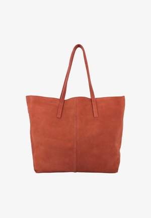 Große Handtasche aus veloursartigem Wildleder in verbranntem Orange mit zwei langen Griffen und einer einfachen, in der Mitte verlaufenden Naht vor weißem Hintergrund.