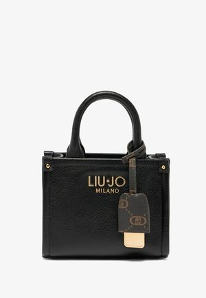Bolso de mano negro hecho de cuero texturizado, con dos asas, logotipo y herrajes en tono dorado, y una etiqueta decorativa con un acento estampado.