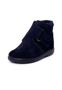 Cizmă de gleznă din suede albastru marin, cu vârf rotunjit, curea reglabilă din velcro și talpă din cauciuc negru. Design simplu și practic.