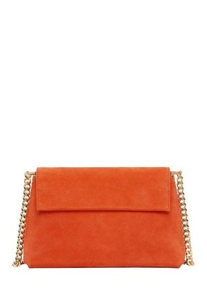Borsa a tracolla in suede arancione con catena dorata e chiusura a patta. Forma rettangolare con texture liscia.
