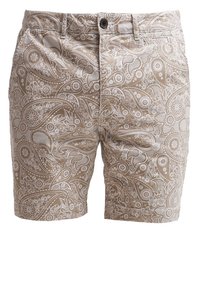 Shorts beige ornés de motifs paisley blancs intricats, avec une fermeture à boutons sur le devant, des passants de ceinture et une texture de tissu lisse.