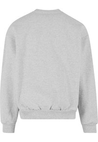 Grå sweatshirt med rund halsudskæring, ribbede manchetter og talje. Lavet i blødt stof med en glat tekstur og uden synlige mønstre.