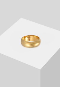 Gouden ring met een glad, rond ontwerp. Gegraveerd met "Kuzzoi" aan de binnenkant. Minimalistische stijl met een gepolijste, reflecterende oppervlakte.