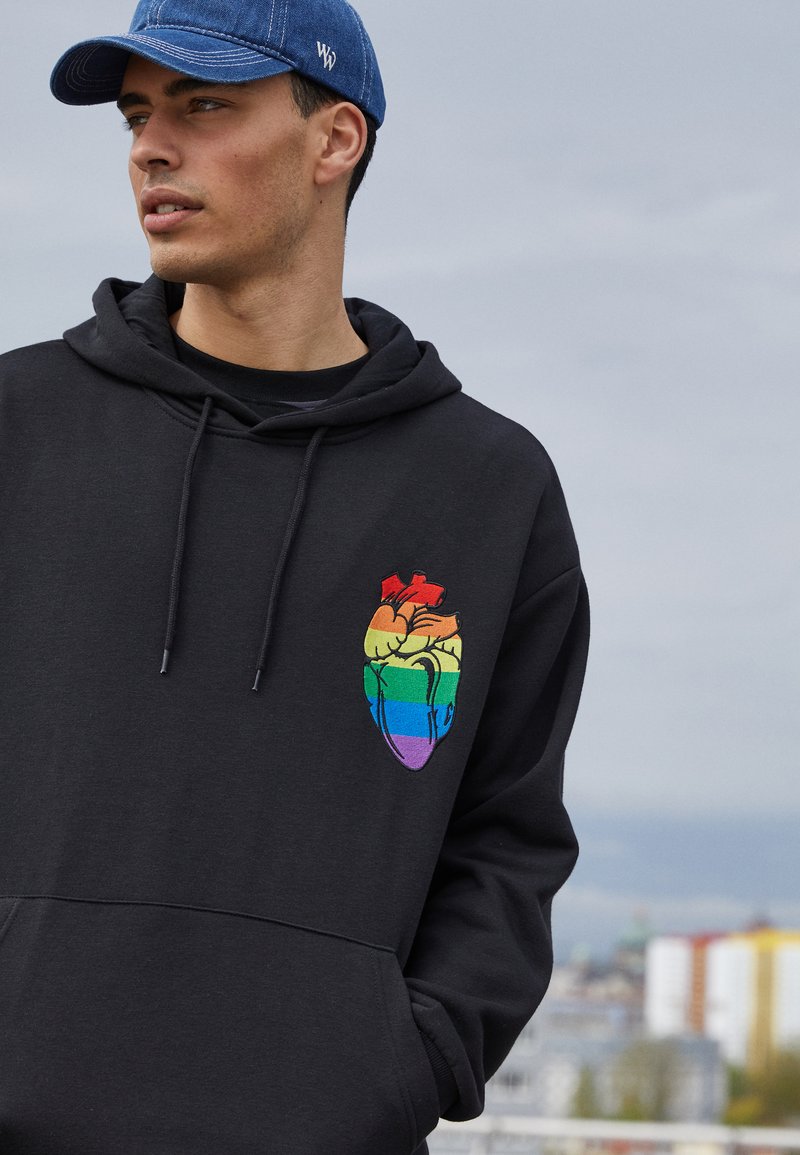 Damen Sweatshirts | YOURTURN RAINBOW HEART HOODIE PRIDE UNISEX Kapuzenpullover black/schwarz - AN65838 Damen Sweatshirts | YOURTURN RAINBOW HEART HOODIE PRIDE UNISEX Kapuzenpullover black/schwarz - AN65838