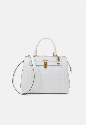 Witte gewatteerde handtas met gouden afwerking, bovenhandvatten en een afneembare schouderriem. Voorzien van een logo-plaatje en een decoratieve hanger.