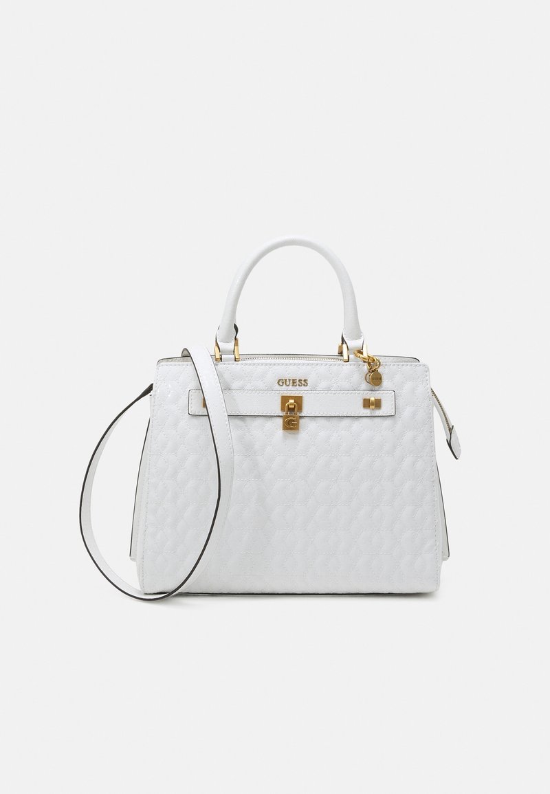 Biała pikowana torebka z złotymi okuciami, górnymi uchwytami i odpinanym paskiem na ramię. Zawiera plakietkę z logo i ozdobny brelok.