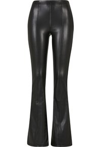 Schwarze hoch taillierte Hose aus Kunstleder mit vorderen Nähten und ausgestellten Beinen, vor weißem Hintergrund präsentiert.