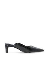 Zwarte patenten leren slingback schoen met een spitse neus, textuur van krokodillenpatroon en een korte, cilindrische hak.