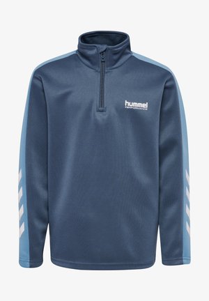 Pull bleu marine avec un col à demi-zip, présentant des panneaux latéraux bleu clair et une marque blanche sur la poitrine et les accents des manches.